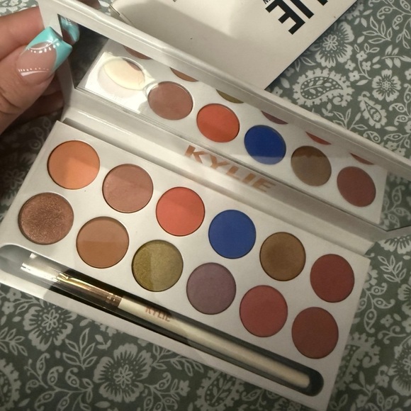 Kylie Cosmetics Eyeshadow Palette - Picture 4 of 5